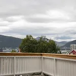 Spacious 3 Bedroom With View 아파트 *