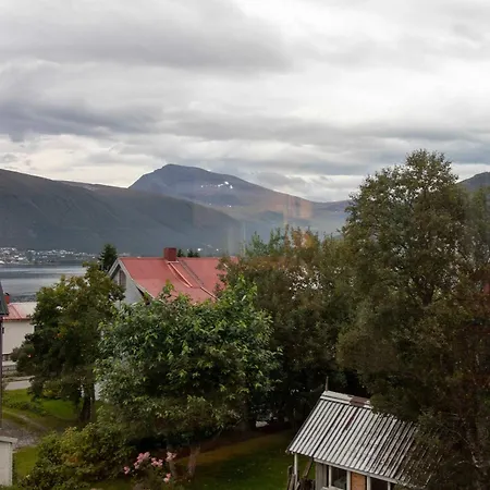 Spacious 3 Bedroom With View * 特罗姆瑟