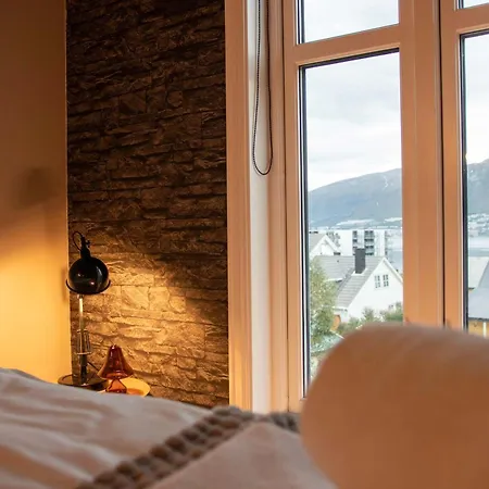 Spacious 3 Bedroom With View *